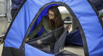 12 adolescenti inventano una tenda ad energia solare per senzatetto: un bell’esempio di girl power
