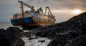 Una “nave fantasma” finisce sugli scogli irlandesi. Era la base per attività illegali?