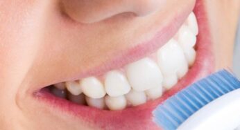Quando lavare i denti? A che ora? L’igiene orale può salvarvi la vita