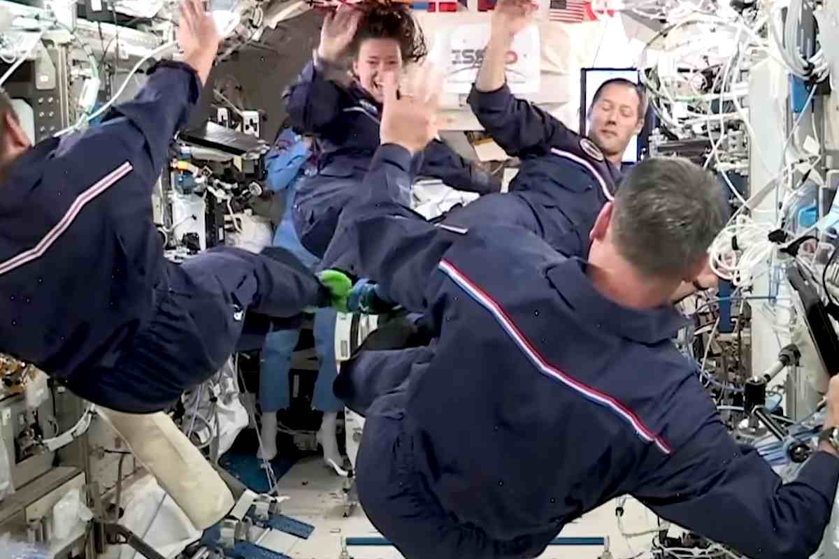 astronauti galleggiano ISS assenza gravità